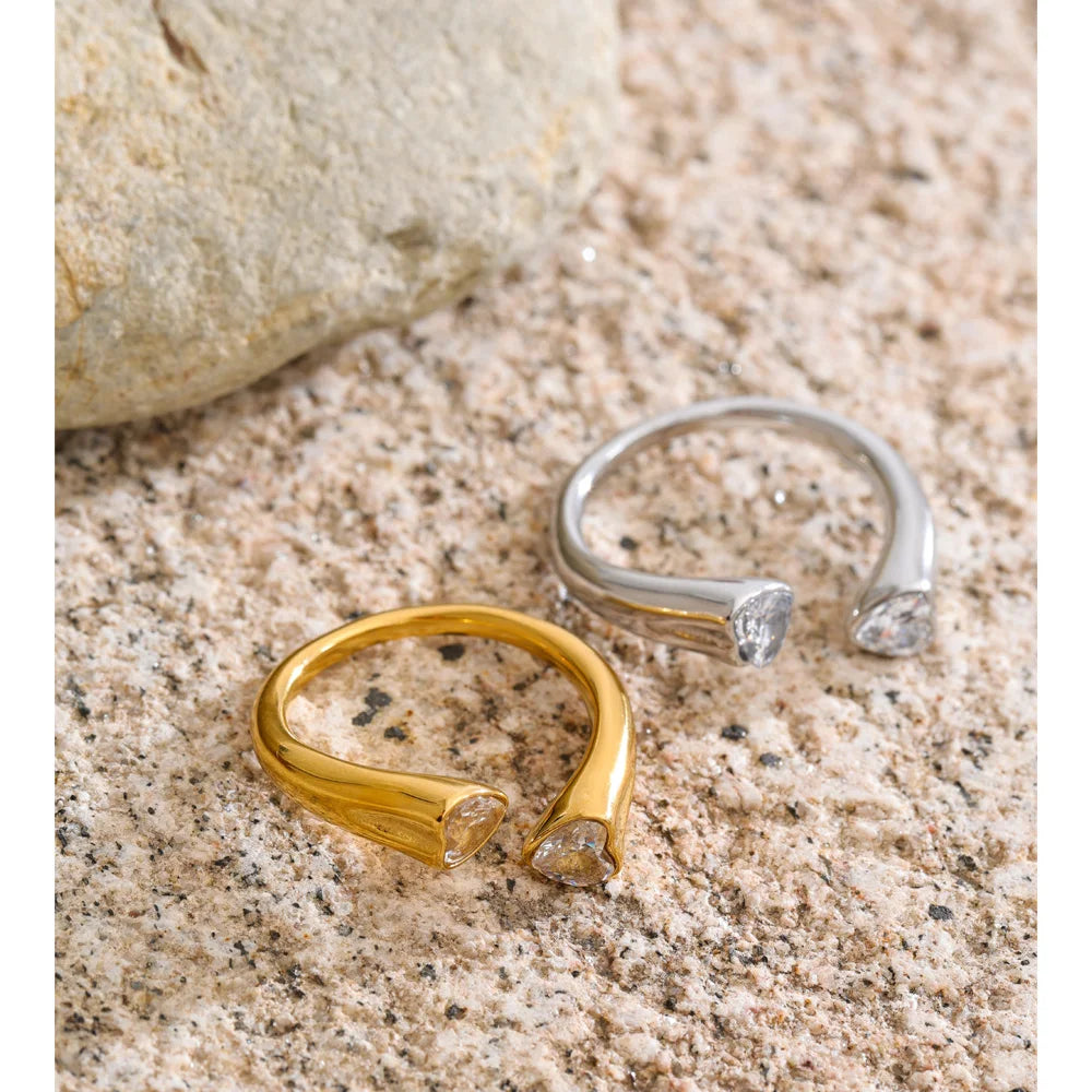 Cubic zirconia heart ring in 18K gold-plated stainless steel with cubic zirconia.