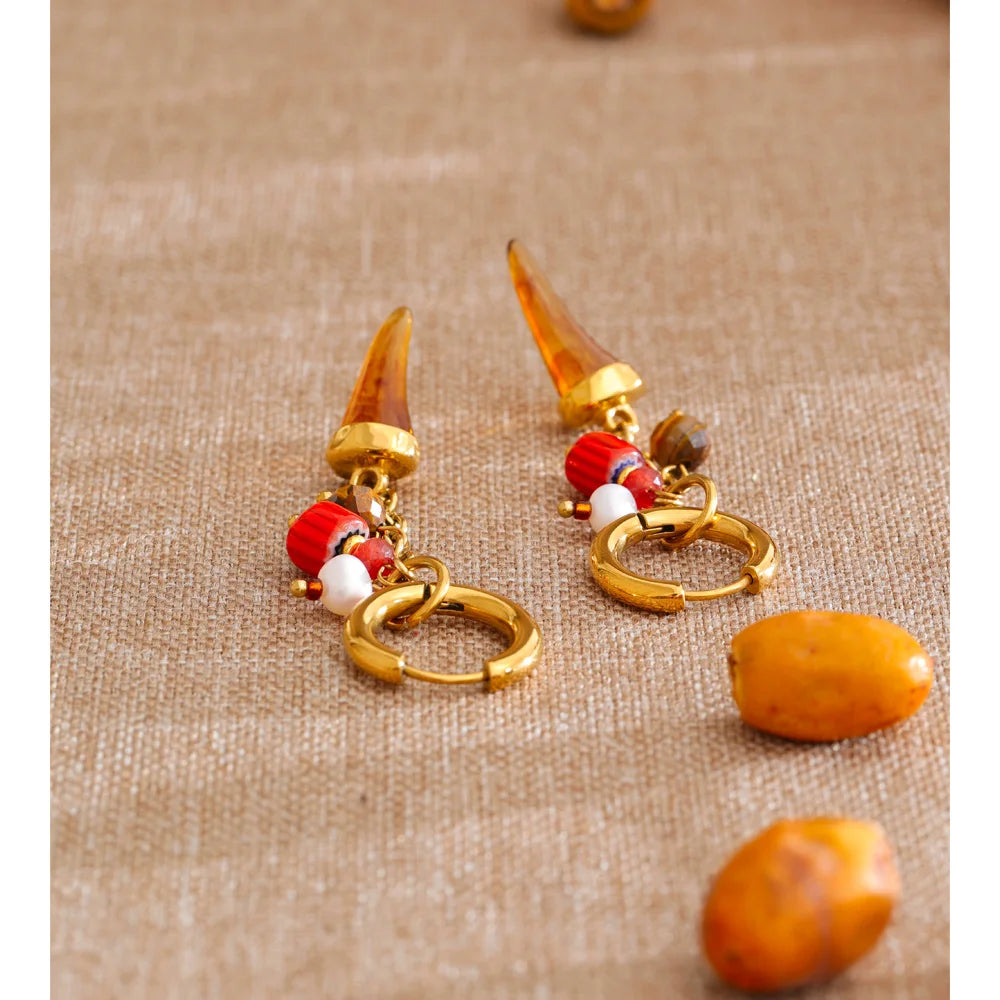 Resin geometric earrings in gold-plated stainless steel with resin.