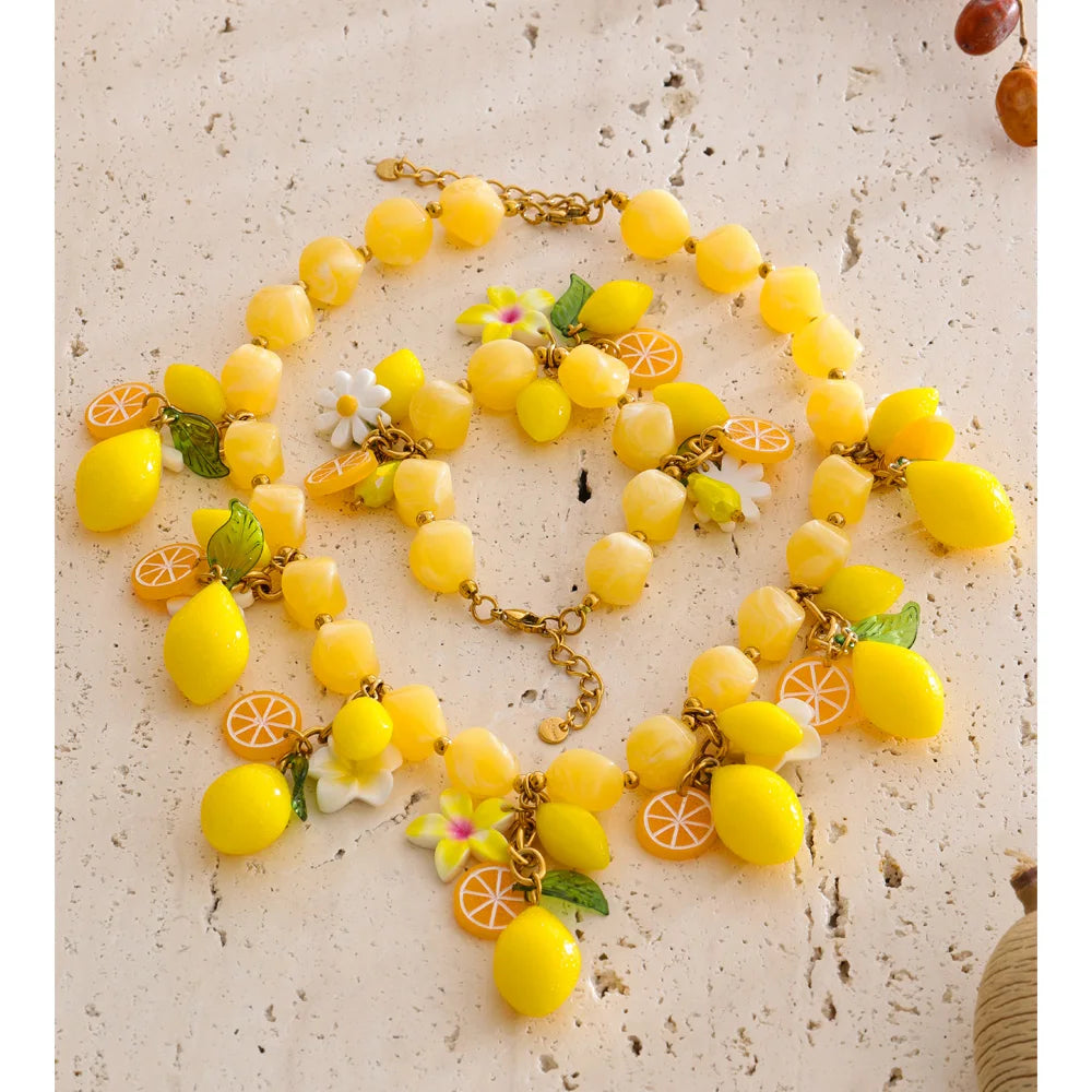 Resin geometric necklace in gold-plated stainless steel with resin.