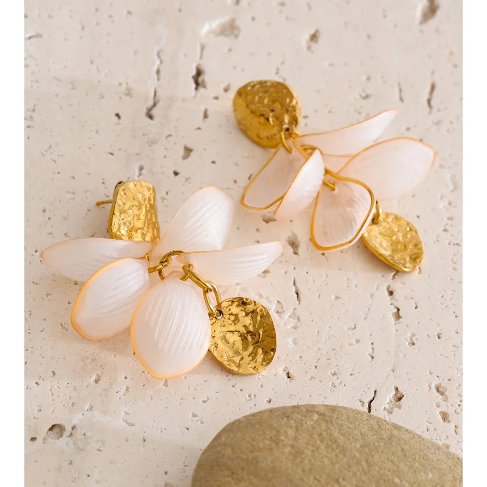 Resin acrylic flower earrings in gold-plated stainless steel with resin and acrylic.