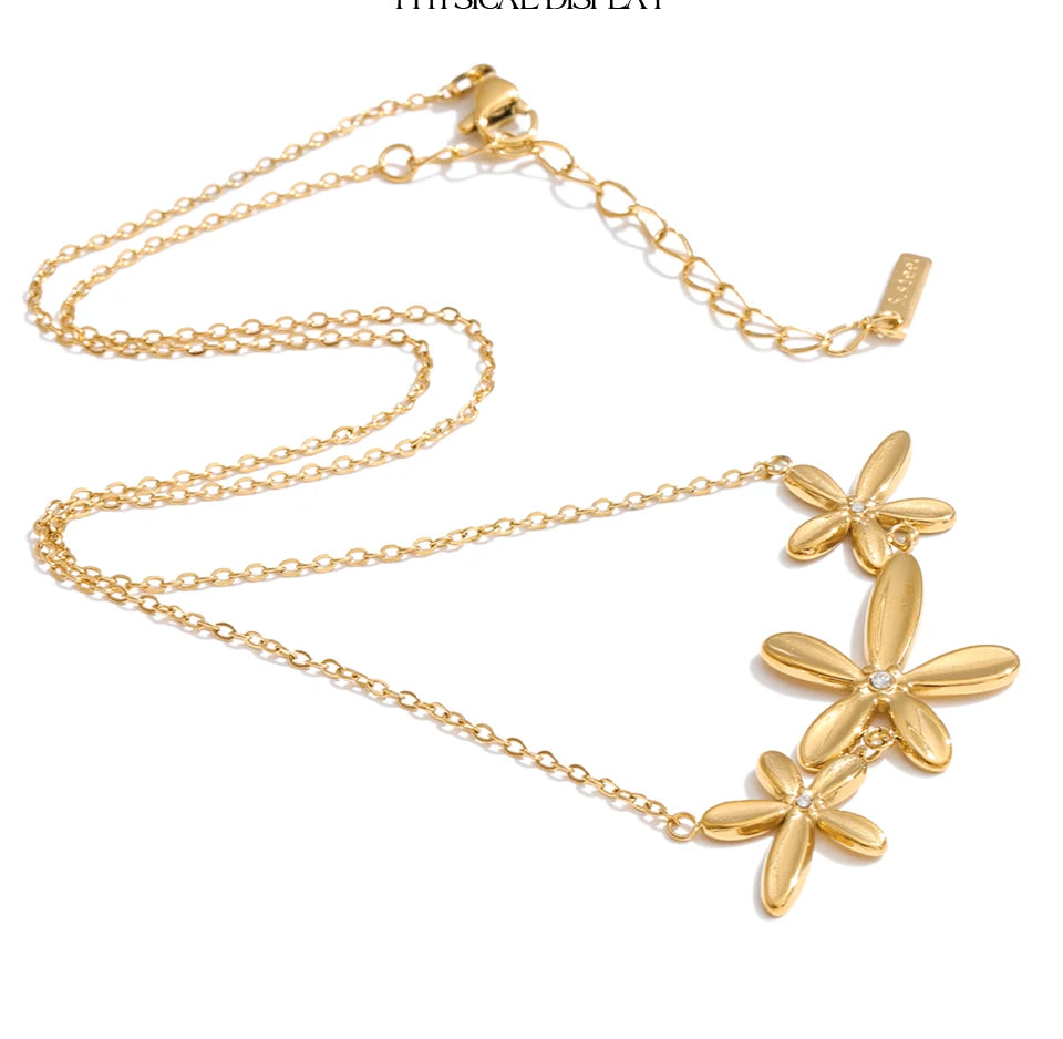 Cubic zirconia flower necklace in gold-plated stainless steel with cubic zirconia.