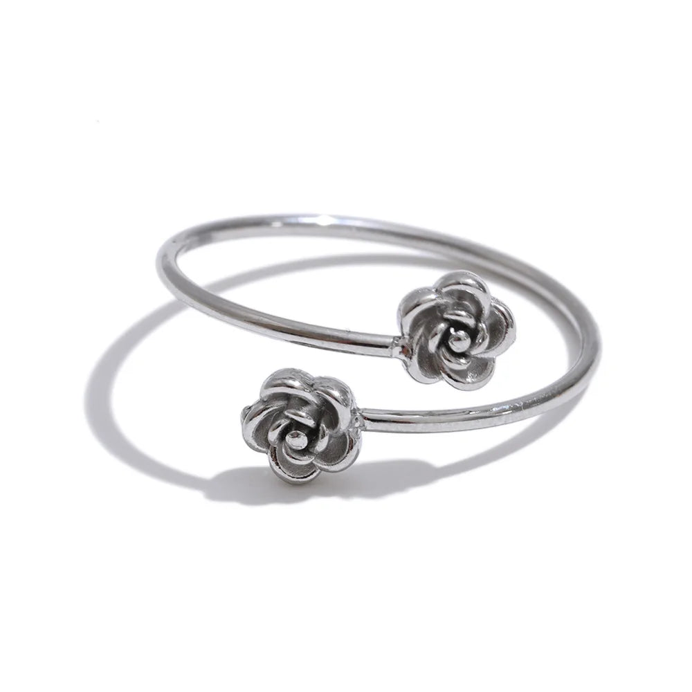 Flower geometric ring in 18K gold-plated stainless steel.