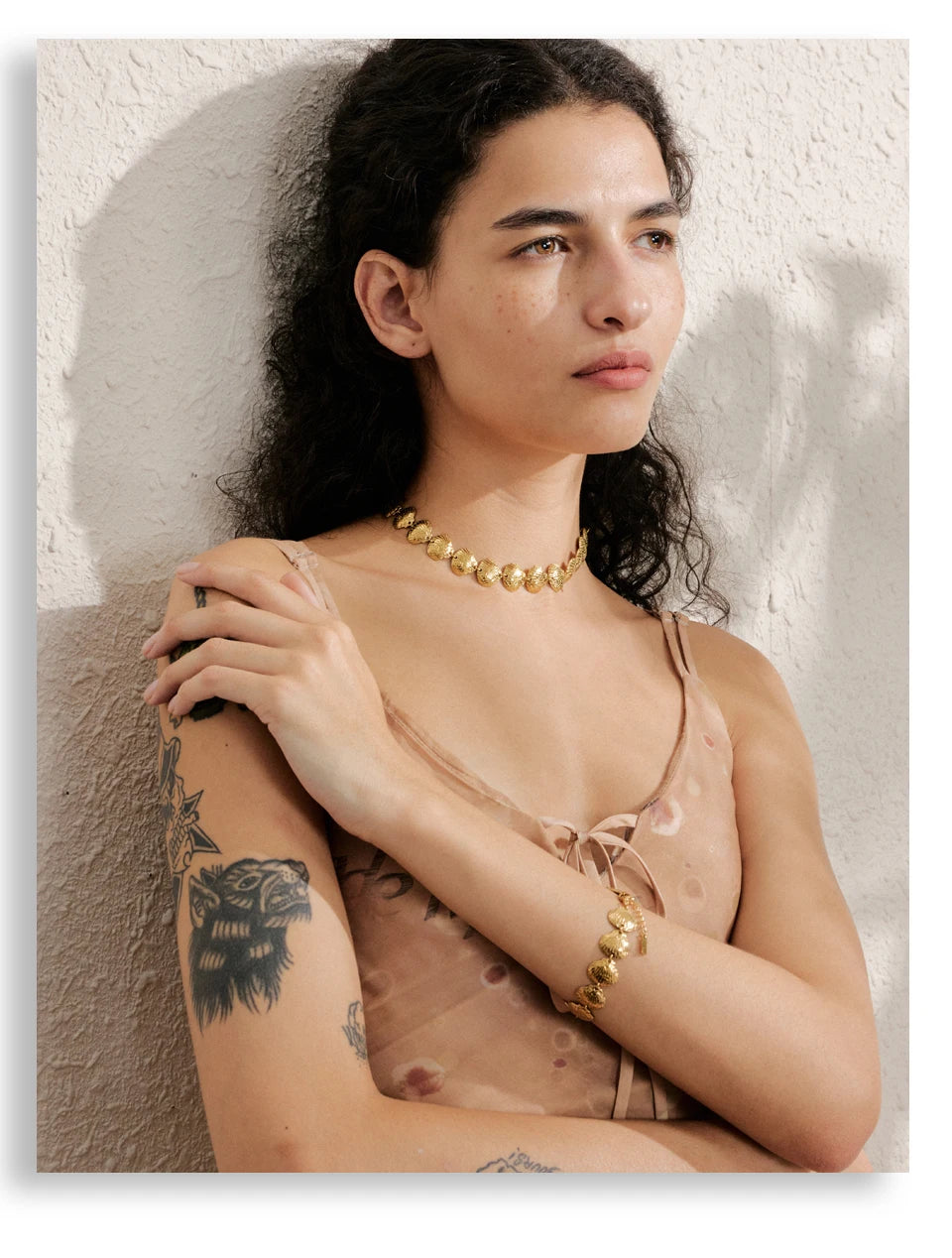 Shell hammered geometric necklace in gold-plated stainless steel with shell.
