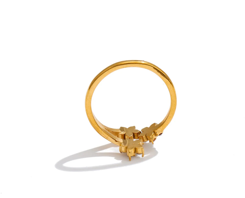Cubic zirconia flower ring in 18K gold-plated stainless steel with cubic zirconia.