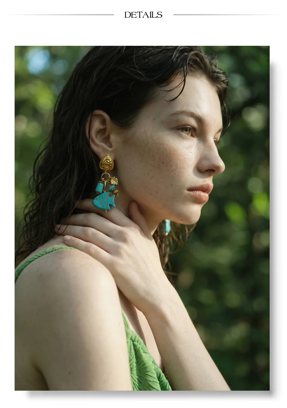 Blue natural stone geometric earrings in gold-plated stainless steel with natural stone.