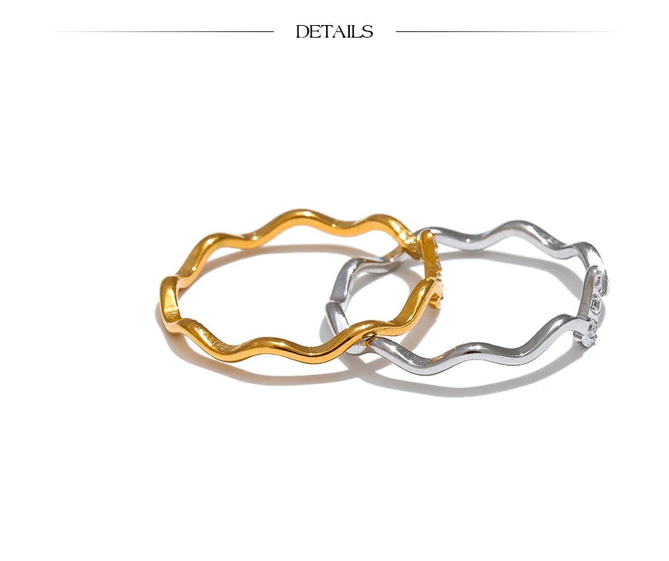 Cubic zirconia minimalist geometric ring in gold-plated stainless steel with cubic zirconia.