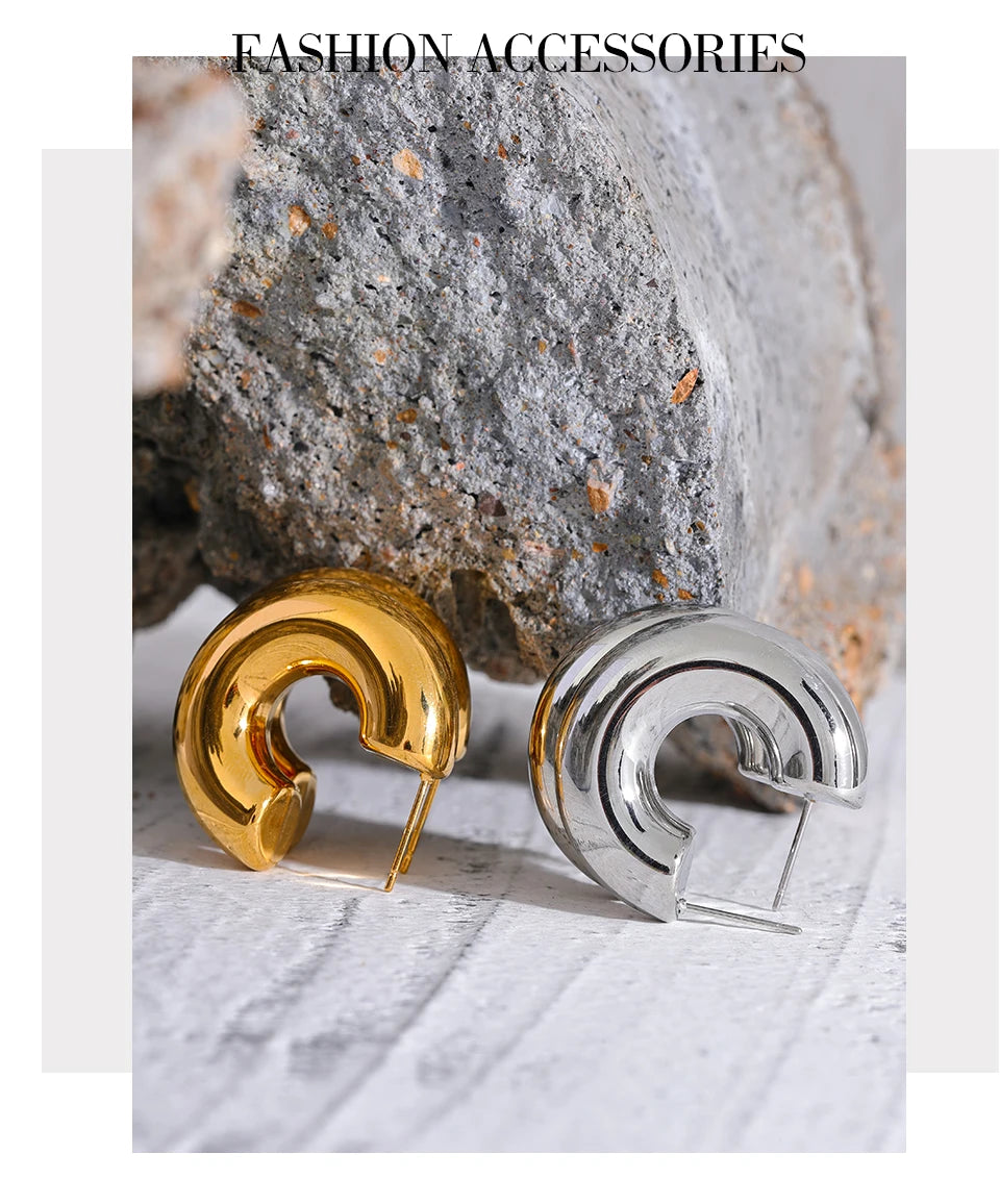 Geometric earrings in gold-plated stainless steel.