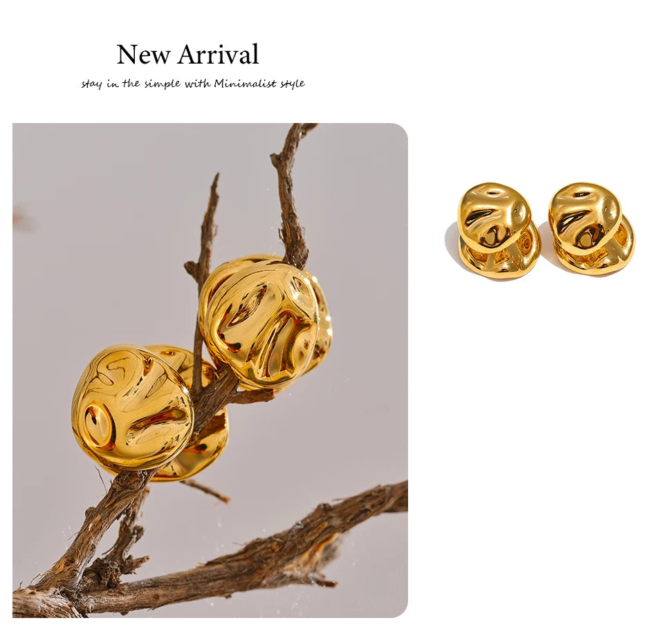 Hammered geometric earrings in gold-plated stainless steel.