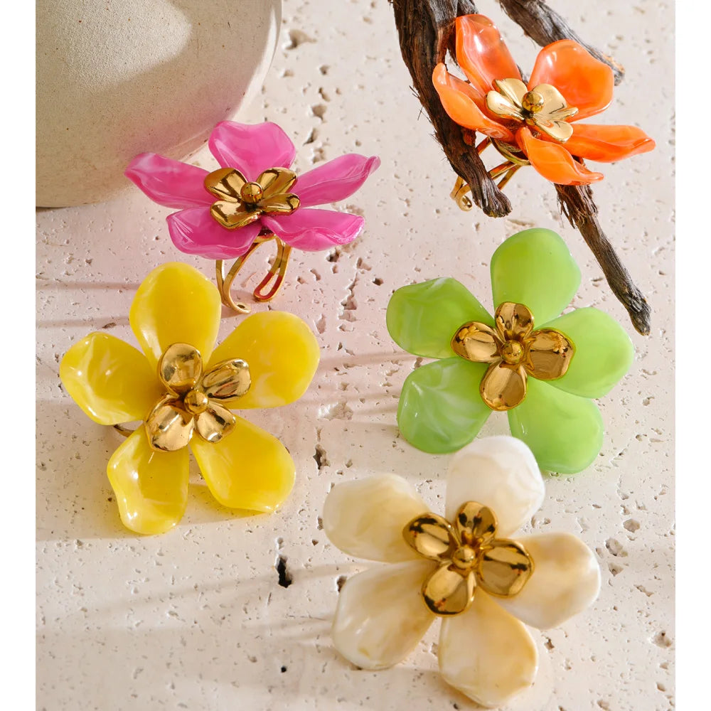 Resin flower ring in 18K gold-plated stainless steel with resin.