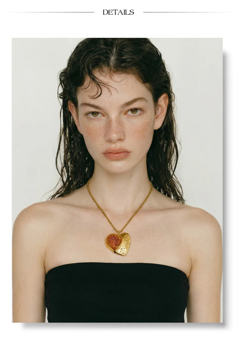 Resin heart necklace in gold-plated stainless steel with resin.