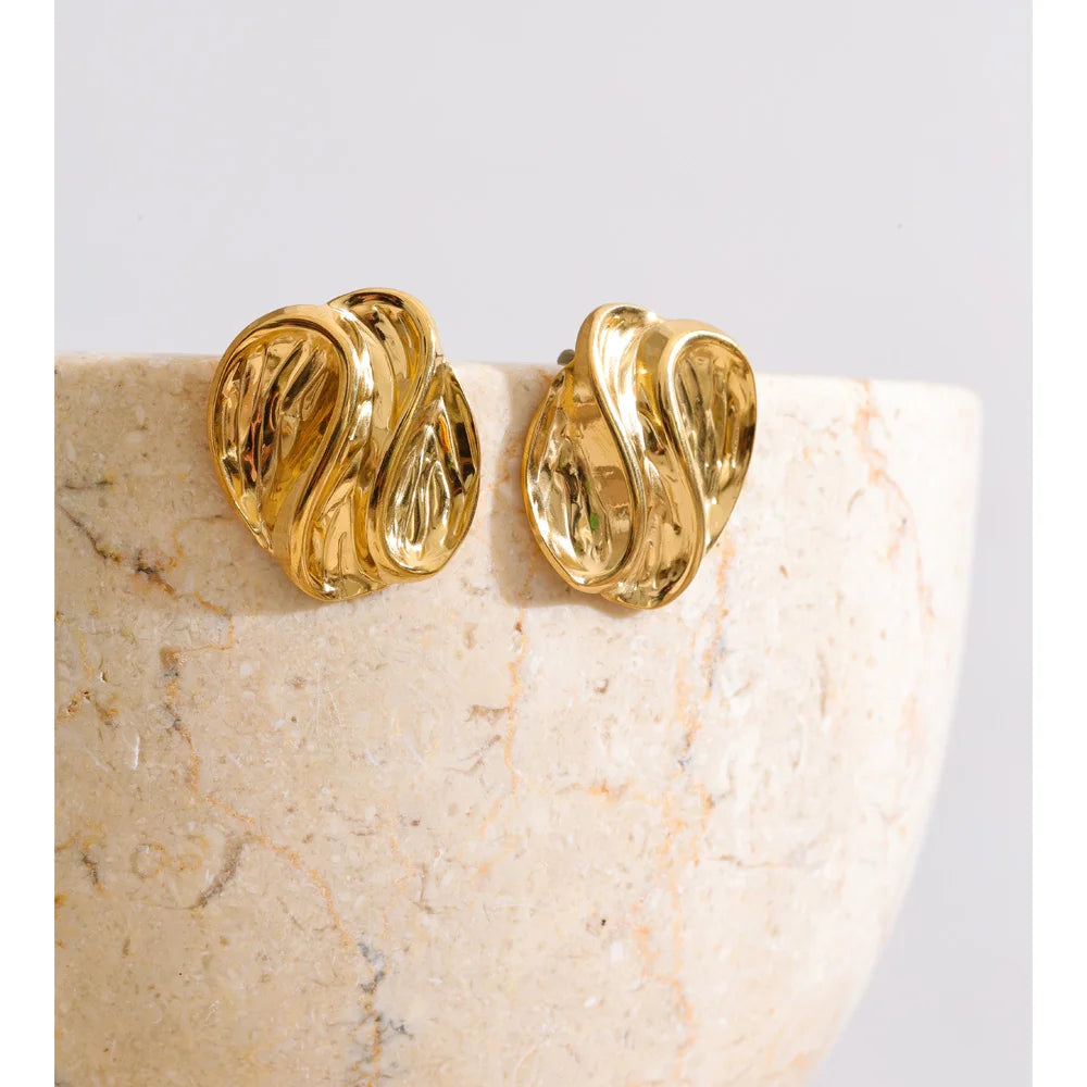 Geometric earrings in 18K gold-plated stainless steel.