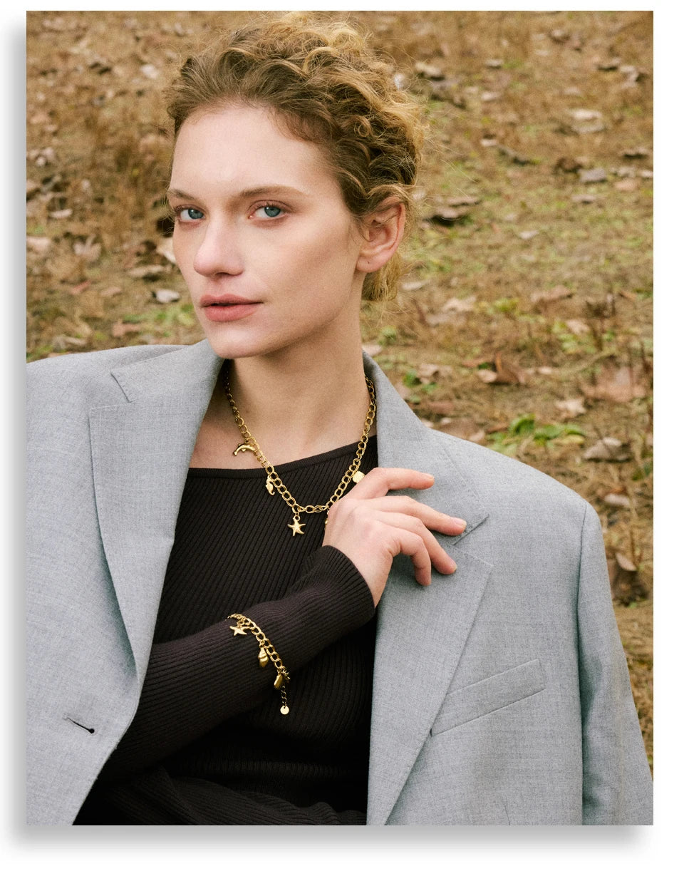 Shell star geometric necklace in gold-plated stainless steel with shell.