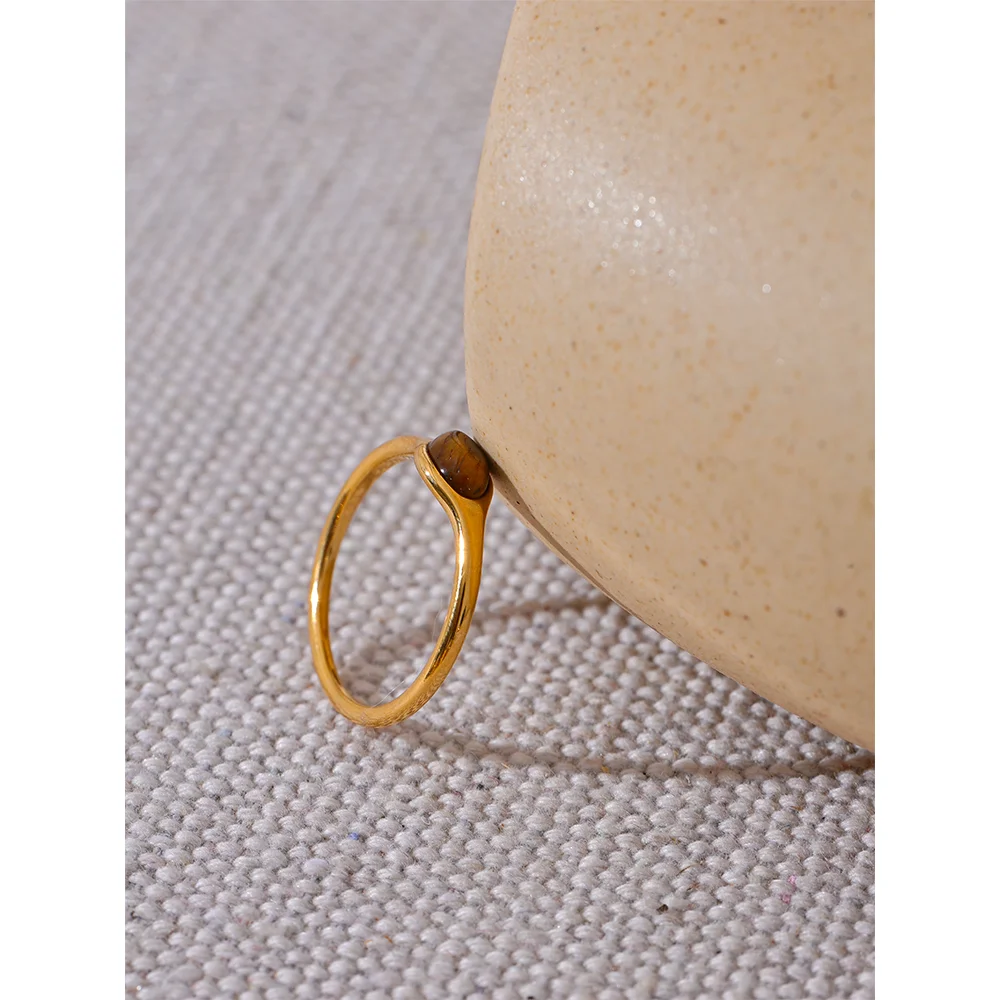 Natural stone geometric ring in 18K gold-plated stainless steel with natural stone.