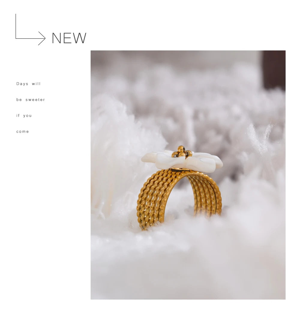 Shell flower ring in 18K gold-plated stainless steel with shell.