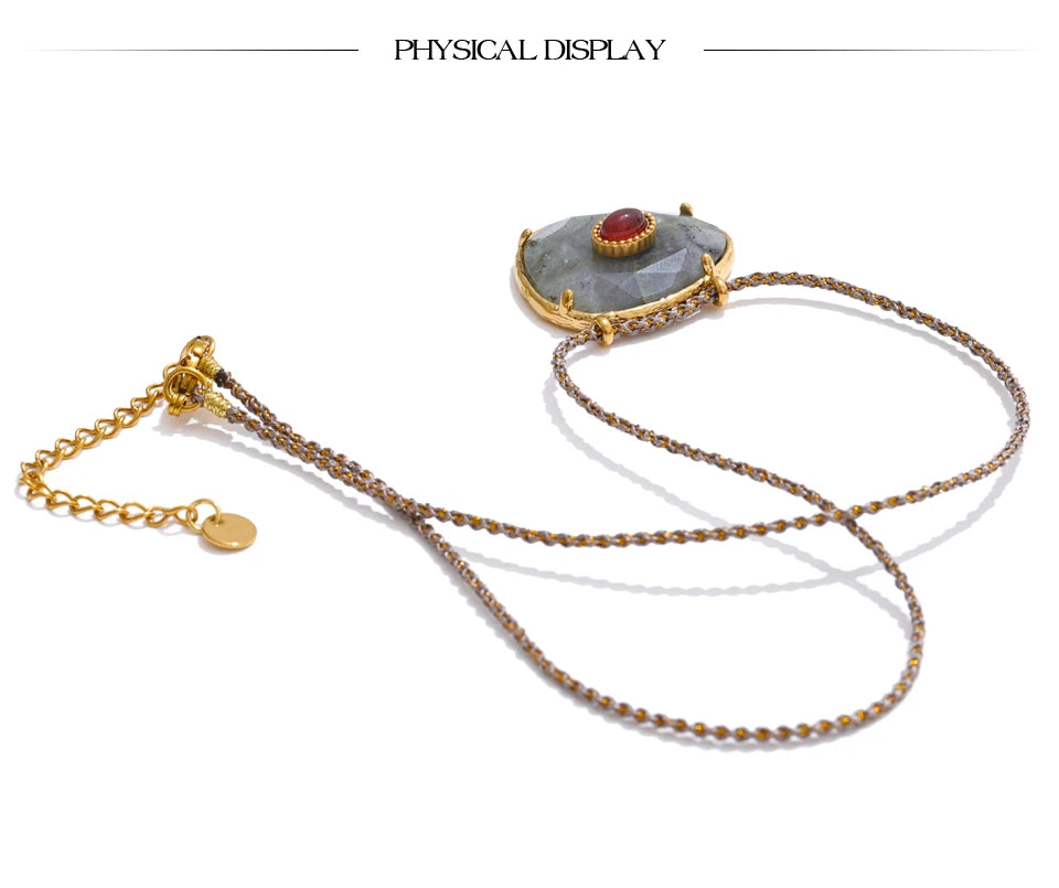 Natural stone geometric necklace in gold-plated stainless steel with natural stone.