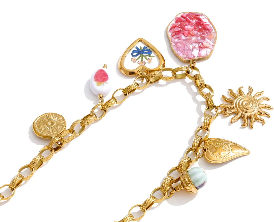Shell resin heart necklace in gold-plated stainless steel with shell and resin.