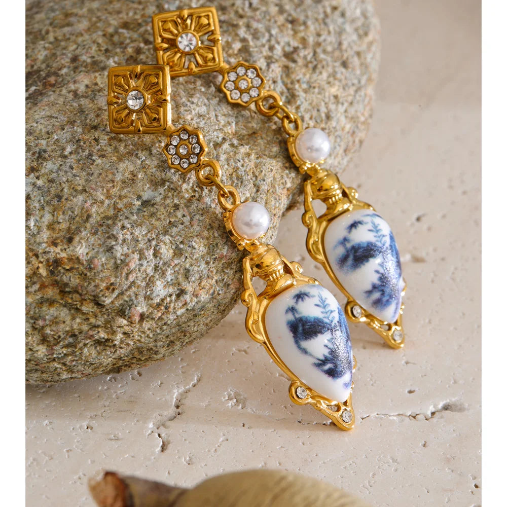 Resin flower geometric earrings in gold-plated stainless steel with resin.