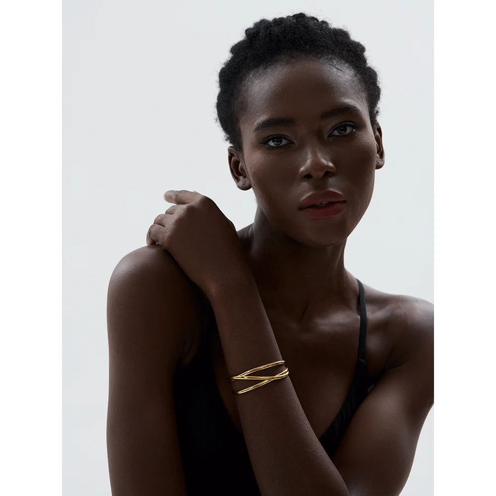 Minimalist geometric bracelet in gold-plated stainless steel.