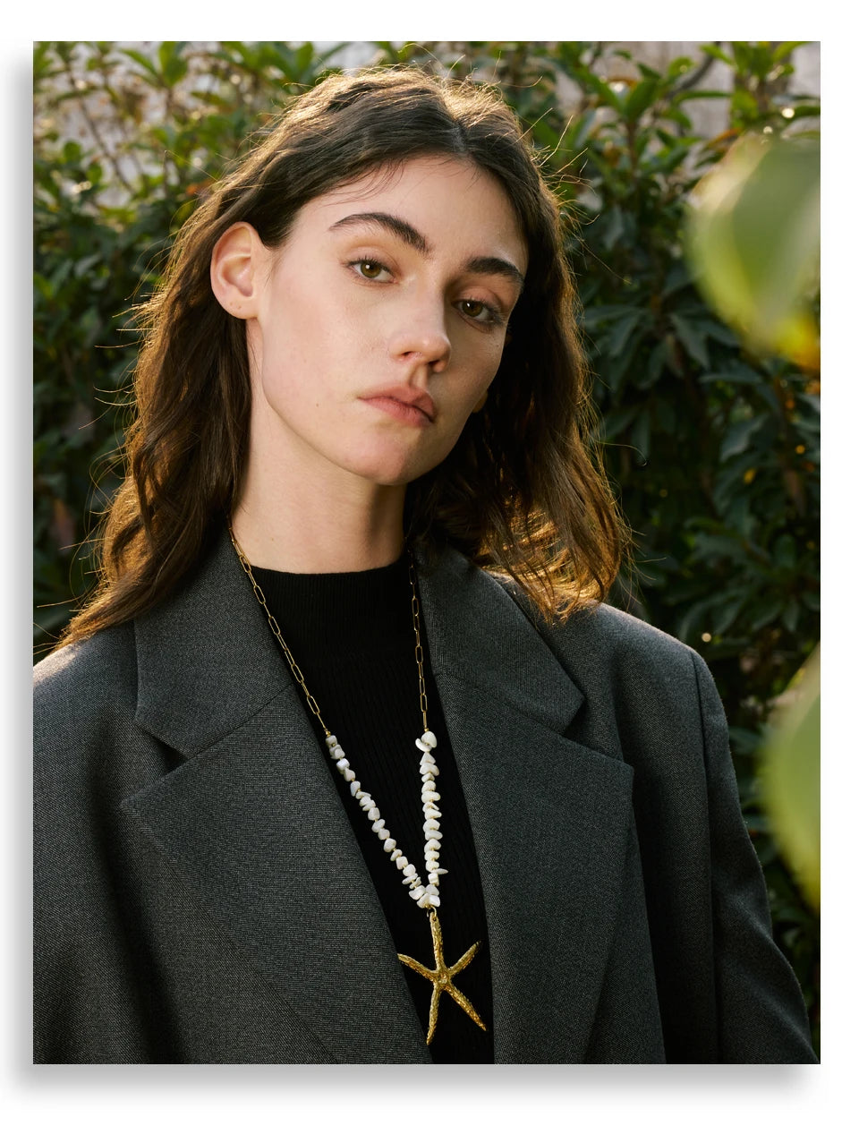 Shell star chain necklace in gold-plated stainless steel with shell.