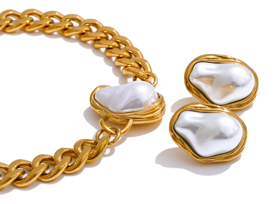 Pearl geometric chain earrings in gold-plated stainless steel with pearl.