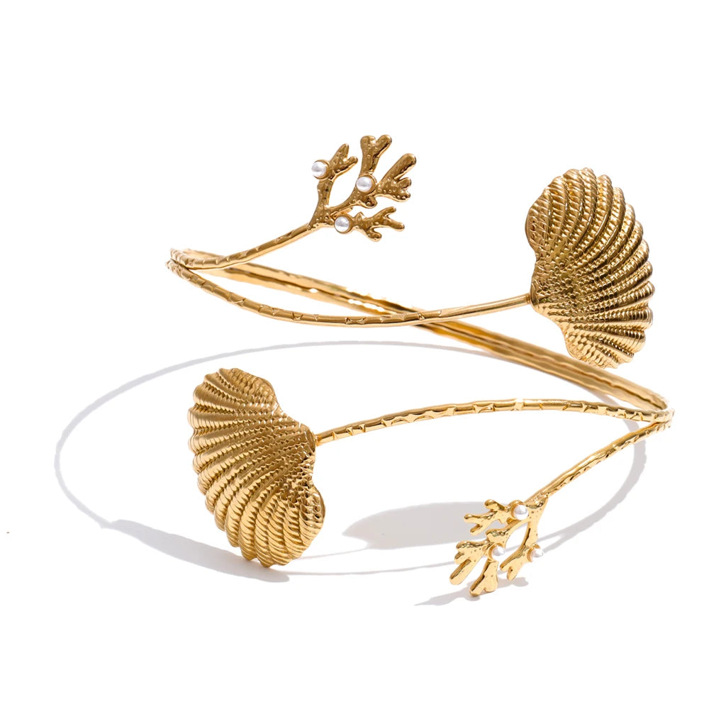 Shell geometric bracelet in gold-plated stainless steel with shell.