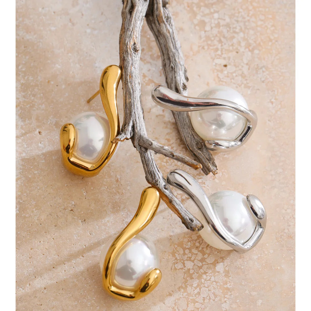 Pearl geometric earrings in gold-plated stainless steel with pearl.
