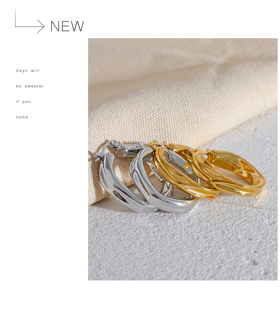 Geometric earrings in gold-plated 316L stainless steel.