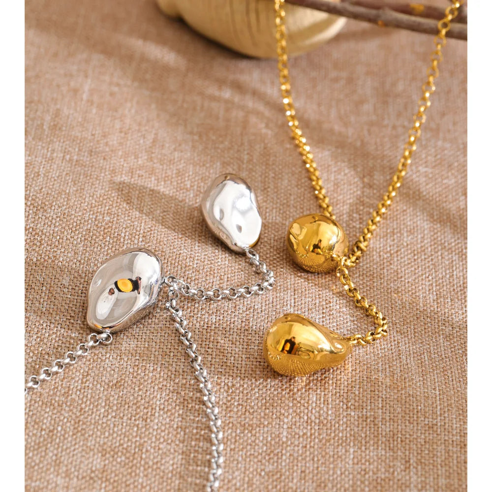 Geometric necklace in gold-plated stainless steel.