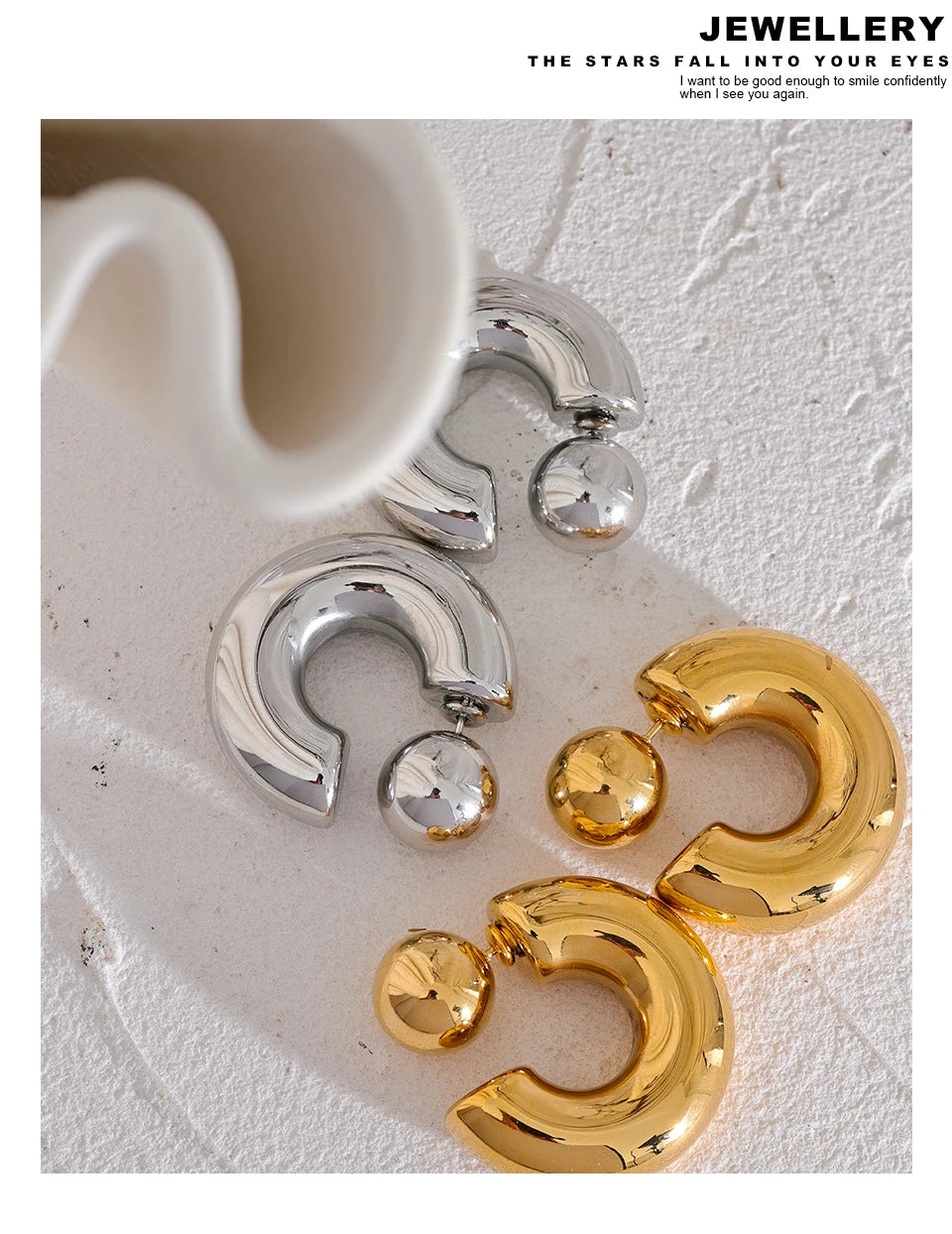 Geometric earrings in gold-plated stainless steel.