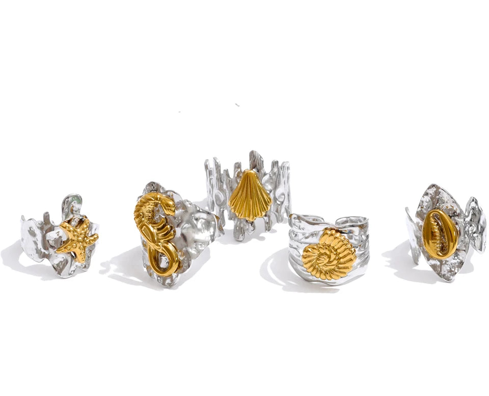 Shell star geometric ring in 18K gold-plated stainless steel with shell.