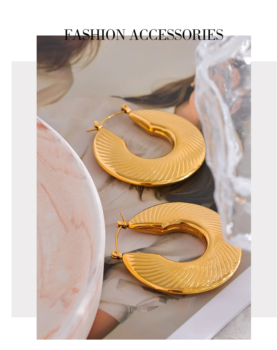 Minimalist geometric earrings in gold-plated stainless steel.