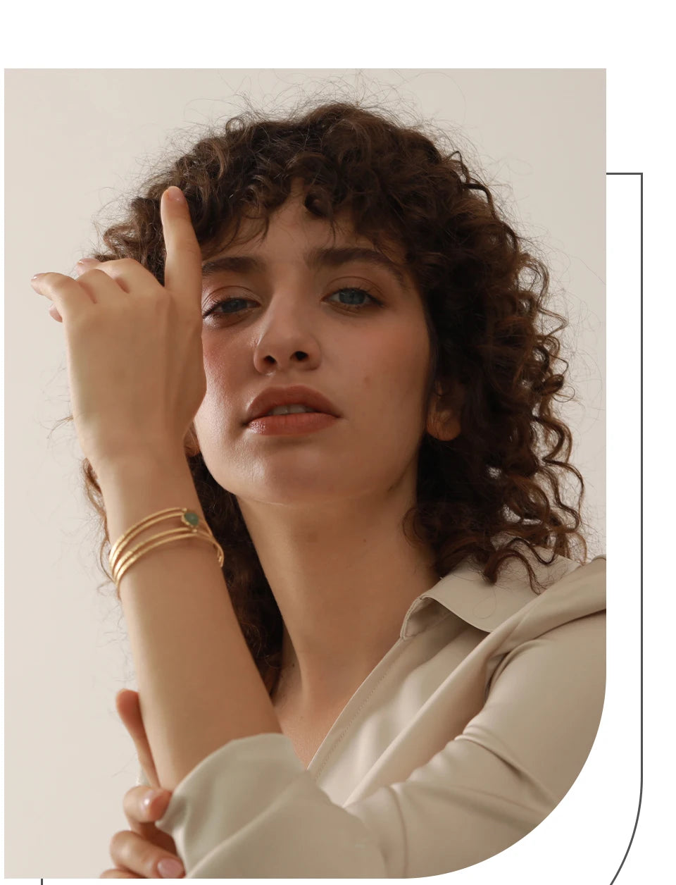 Green natural stone boho bracelet in gold-plated stainless steel with natural stone.