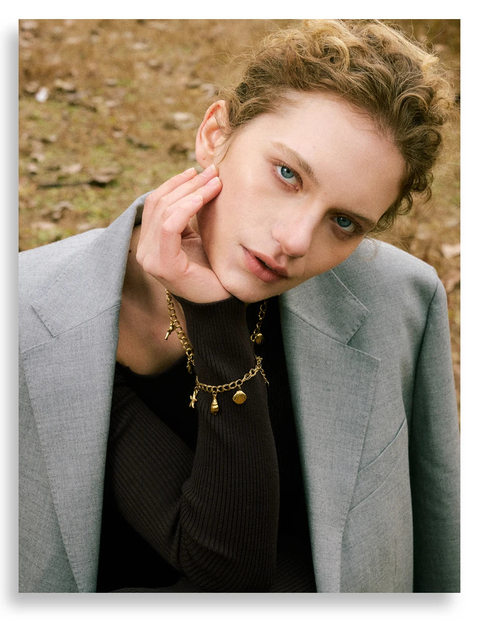 Shell star geometric necklace in gold-plated stainless steel with shell.