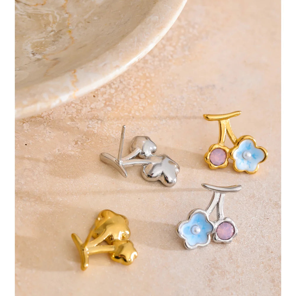 Pearl enamel flower earrings in gold-plated stainless steel with pearl and enamel.
