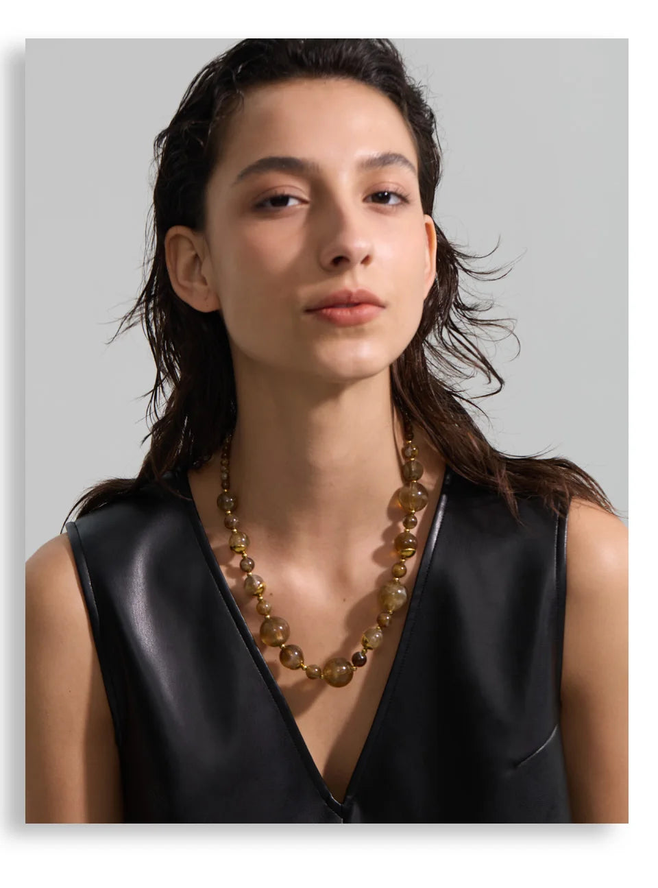 Pearl resin acrylic necklace in gold-plated stainless steel with pearl and resin.