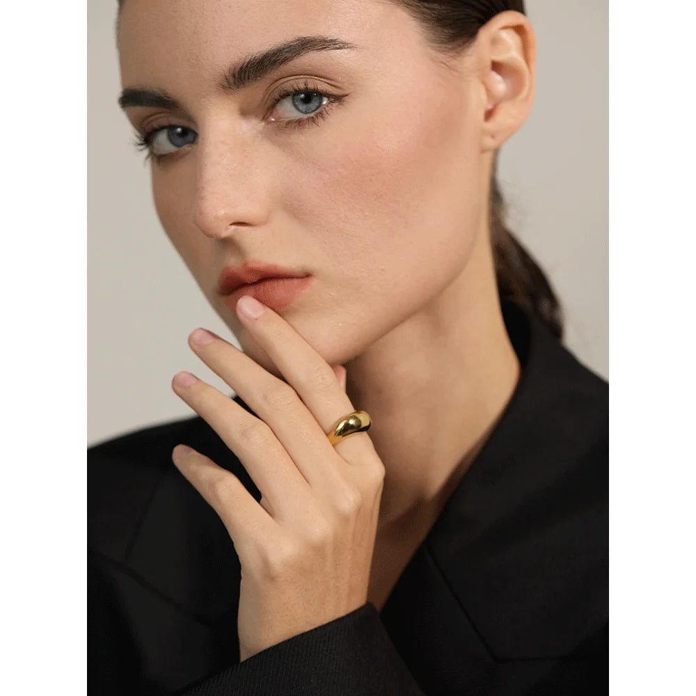 Minimalist geometric ring in gold-plated stainless steel.