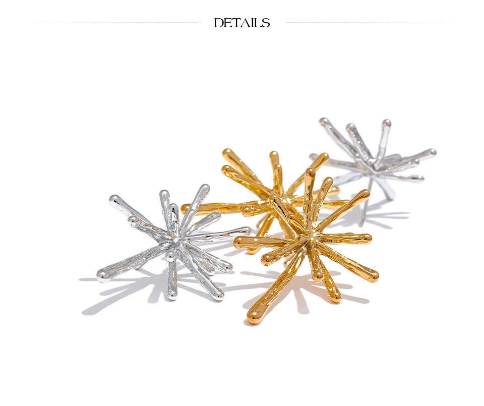 Hammered geometric earrings in gold-plated 316L stainless steel.