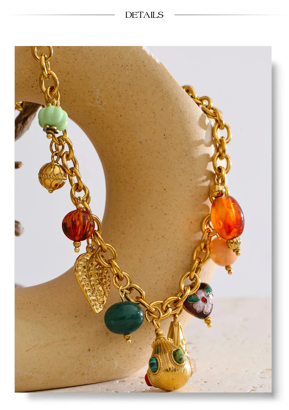 Resin heart geometric necklace in gold-plated stainless steel with resin.