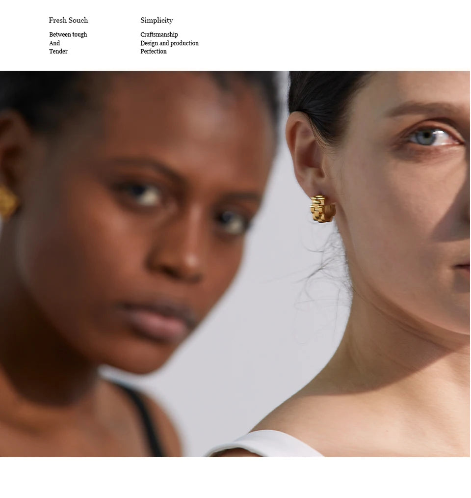 Hammered geometric earrings in 18K gold-plated stainless steel.