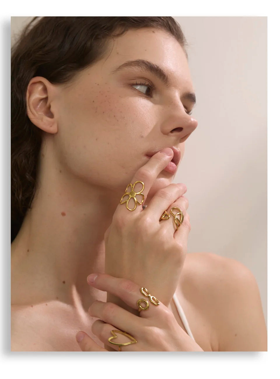 Flower ring in gold-plated stainless steel.