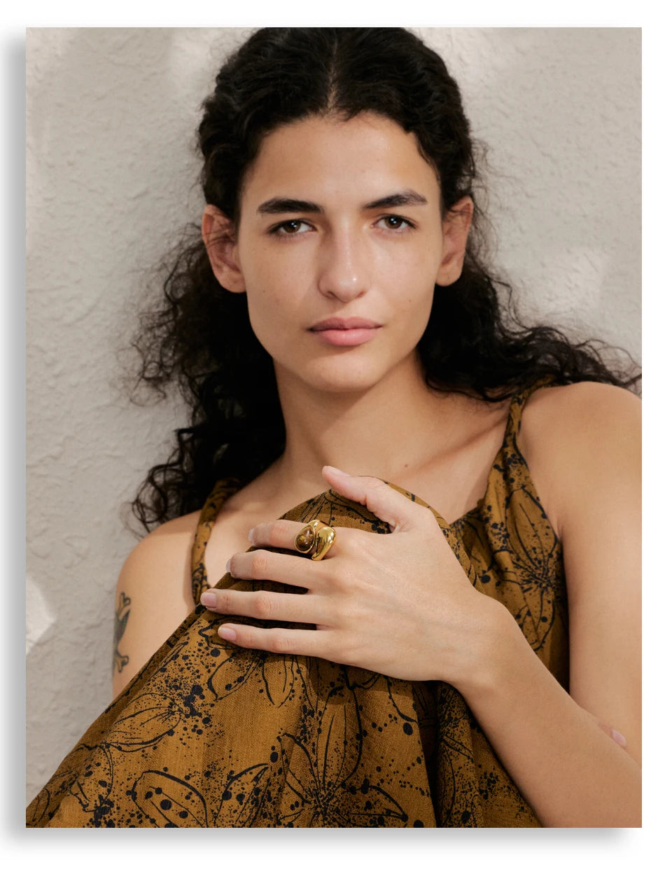 Natural stone geometric ring in gold-plated 316L stainless steel with natural stone.