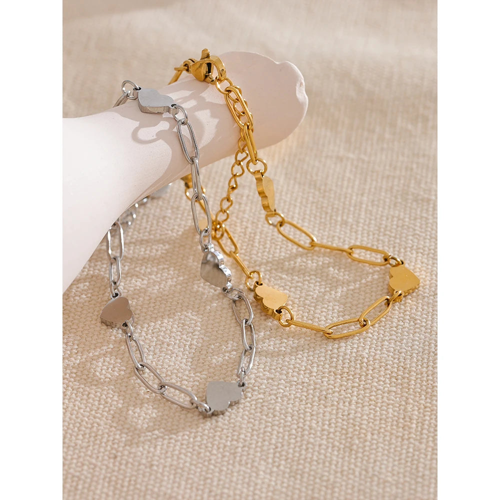 Heart chain necklace in gold-plated stainless steel.