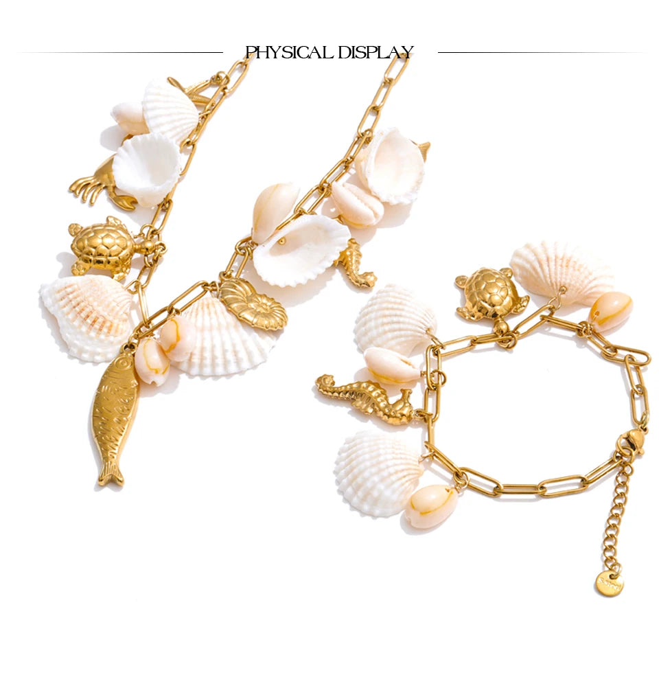 Shell geometric necklace in gold-plated stainless steel with shell.