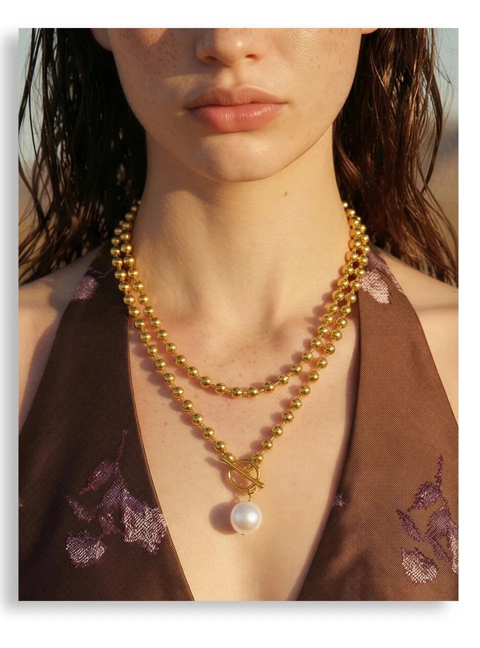 Pearl beaded geometric necklace in gold-plated stainless steel with pearl.