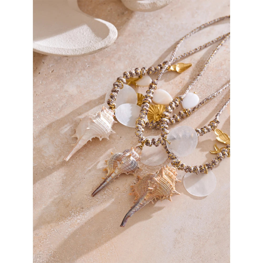 Shell star geometric necklace in gold-plated stainless steel with shell.