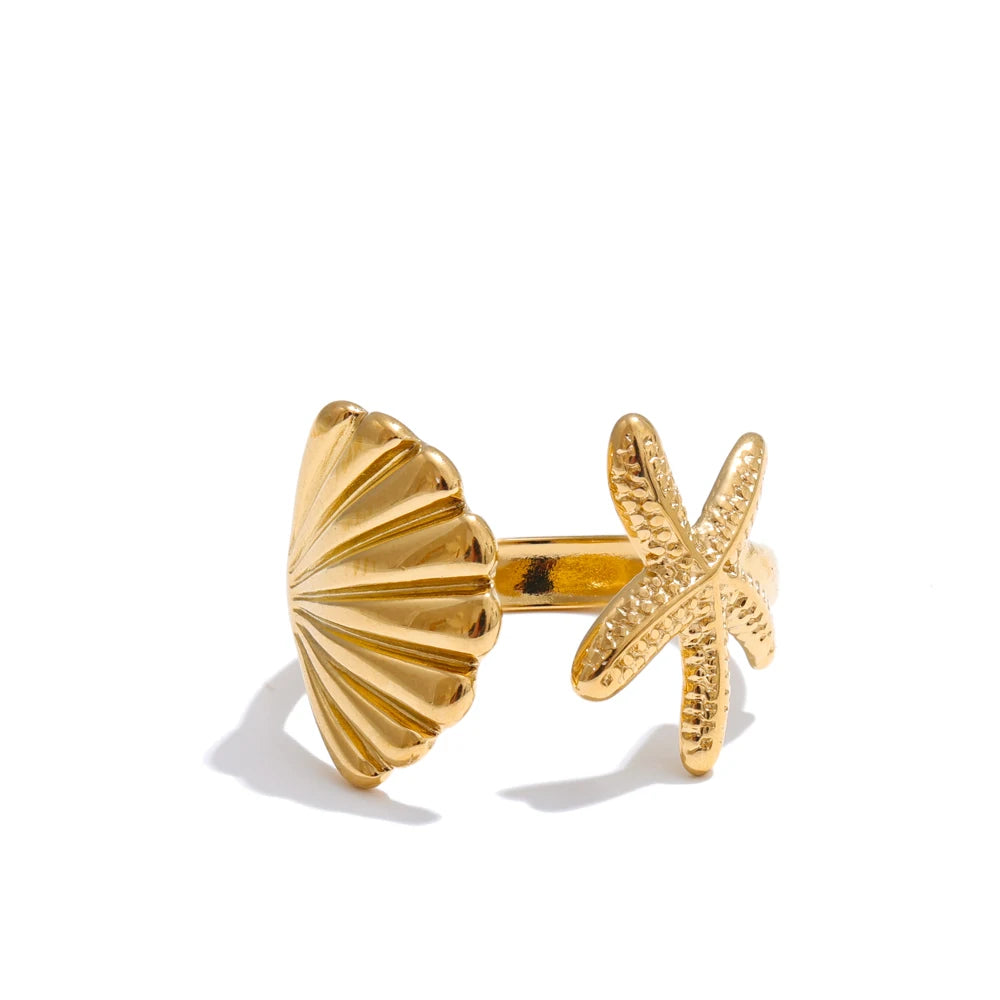 Shell star geometric ring in gold-plated stainless steel with shell.