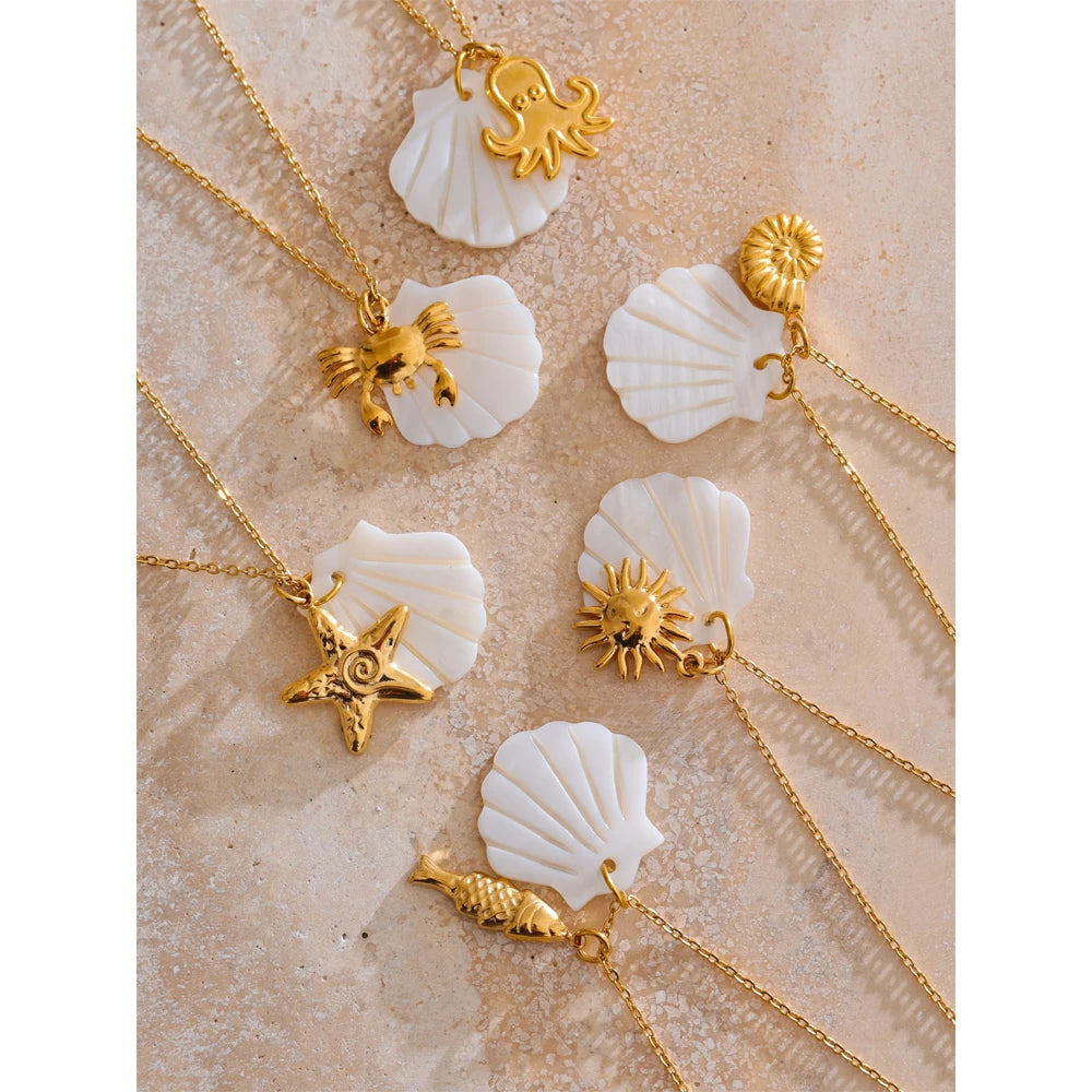 Shell star geometric necklace in gold-plated stainless steel with shell.