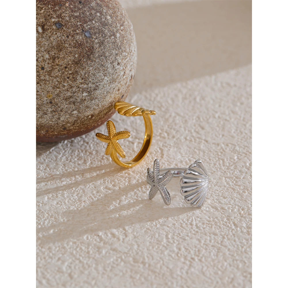 Shell star geometric ring in gold-plated stainless steel with shell.