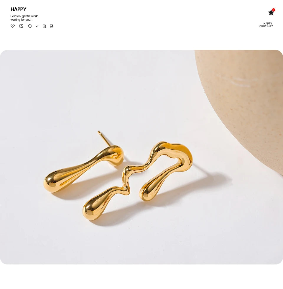 Geometric earrings in 18K gold-plated stainless steel.