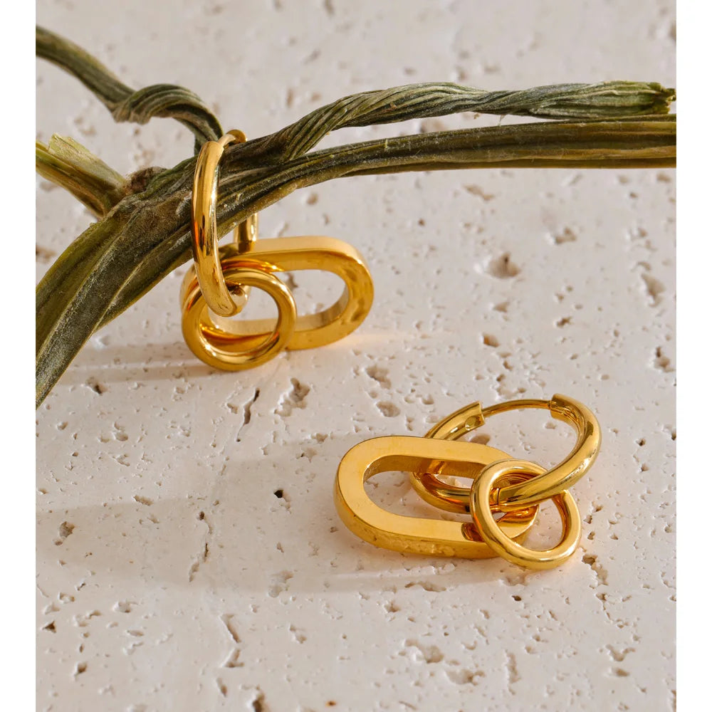 Geometric earrings in gold-plated stainless steel.